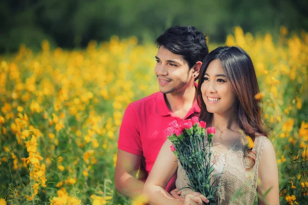 Concepto de San Valentín, Pareja joven enamorada —  Fotos de Stock