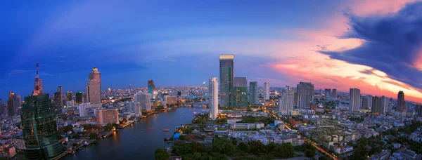 Landschap van de rivier in bangkok stad — Stockfoto