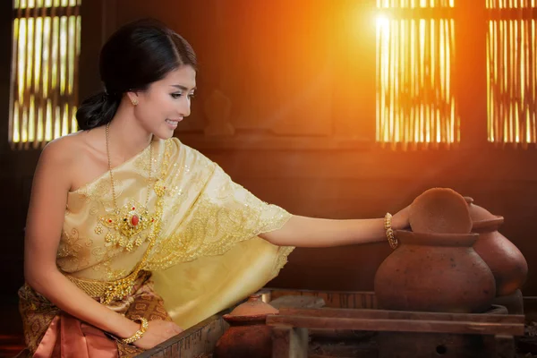 Thai lady kochen mit original thailändischen stil — Stockfoto