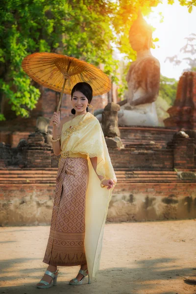 Linda senhora vestido tailandês no parque histórico Ayuthaya — Fotografia de Stock