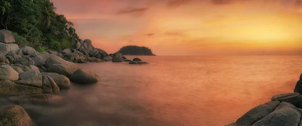 在普吉岛海滩与岩石的日落 — 图库照片