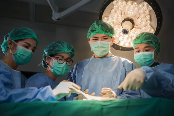 Médico e equipe de cirurgia — Fotografia de Stock