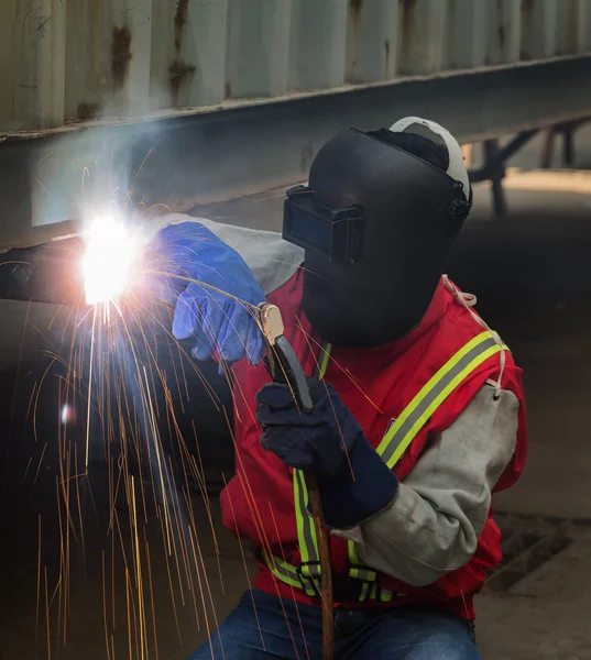 Arbeiter arbeiten hart mit Schweißverfahren — Stockfoto