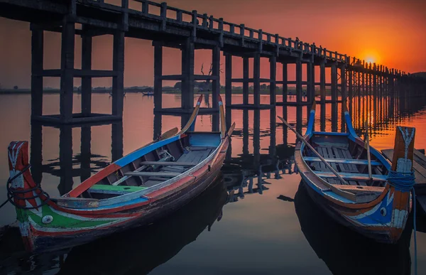 Sunset in U Bein bridge with vintage boat — Stock Photo, Image