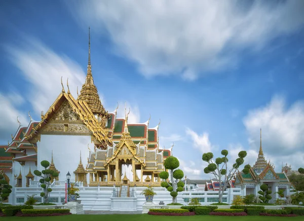 Pabellón de oro en Wat Phra Kaew — Foto de Stock