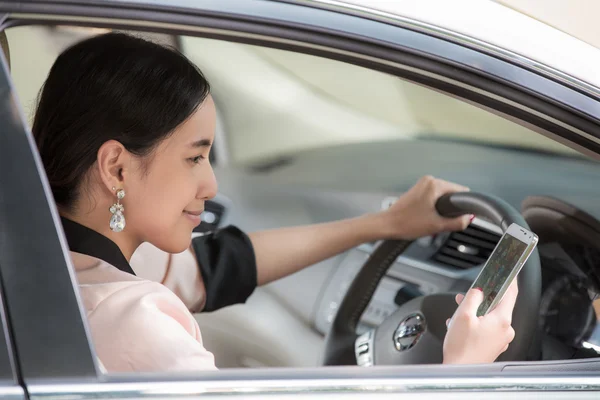 Beautiful young asian woman using map in mobile in a car — Stock Photo, Image