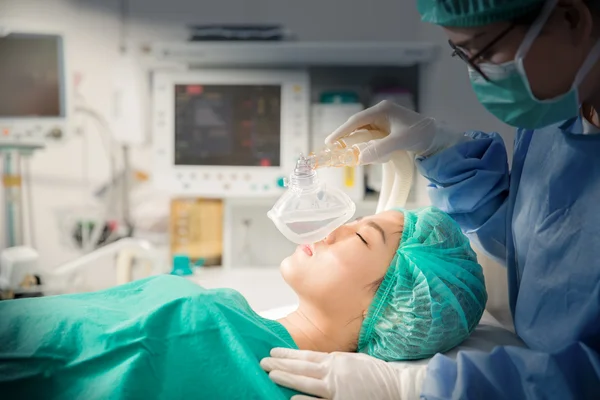 Paciente jovem do sexo feminino em ventilação artificial — Fotografia de Stock