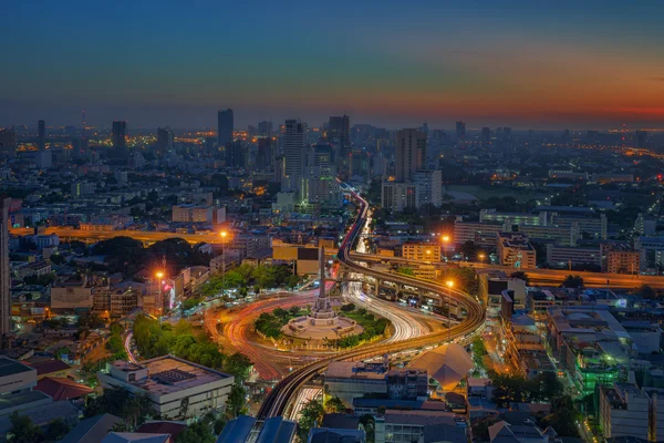 Bangkok vista nocturna de la ciudad con la carretera principal de tráfico —  Fotos de Stock