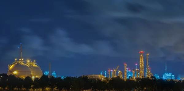 Gas storage tanks and a large oil-refinery plant — Stock Photo, Image