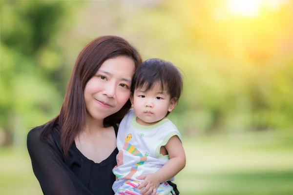 Mutter und kleine Tochter — Stockfoto