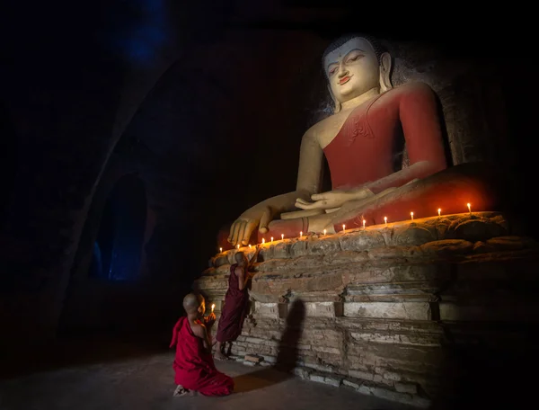 Mini Monje en meditación dentro del templo en Bagan — Foto de Stock