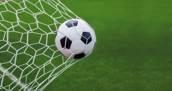 Fotboll boll i mål — Stockfoto