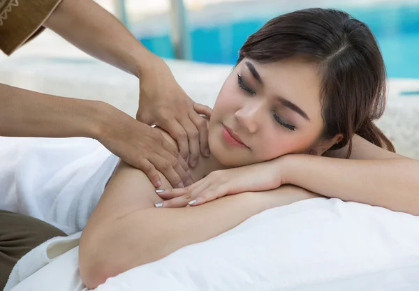 Massagista fazendo massagem no corpo da mulher — Fotografia de Stock