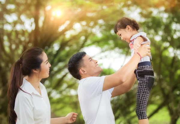 Feliz asiático jovem família — Fotografia de Stock