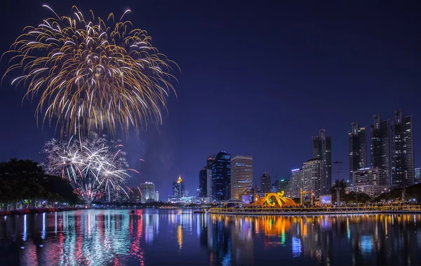 Vista nocturna y fuegos artificiales en Bangkok — Foto de Stock