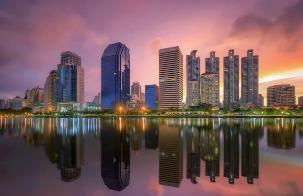 Bangkok cidade no centro da cidade ao nascer do sol — Fotografia de Stock