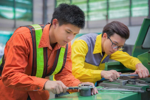 男性技術者機械工労働者の調整と修理機械 — ストック写真