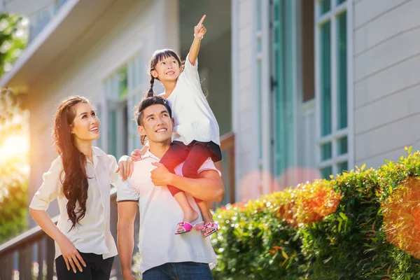 Beau portrait de famille souriant devant leur nouvelle maison — Photo