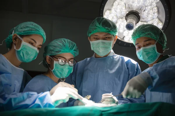 Arts en chirurgie team werkzaam — Stockfoto