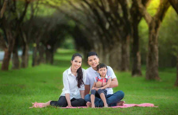 Felice madre asiatica, padre e figlia Fotografia Stock
