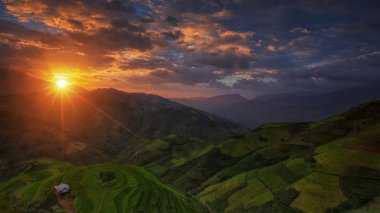 Pirinç tarlaları teraslı içinde rainny sezon Mu cang chai