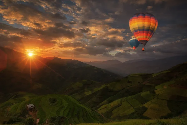 Hete luchtballon over rijstvelden op terrassen — Stockfoto