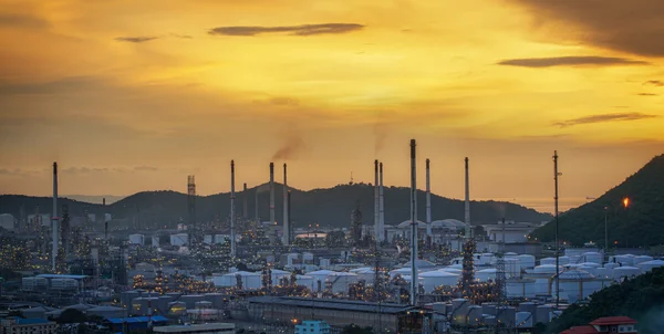 Rafinerii ropy naftowej w zmierzchu niebo — Zdjęcie stockowe