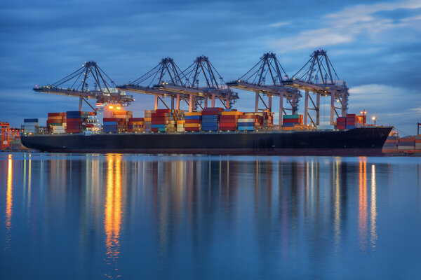 Грузовой контейнер с рабочей загрузкой крана
