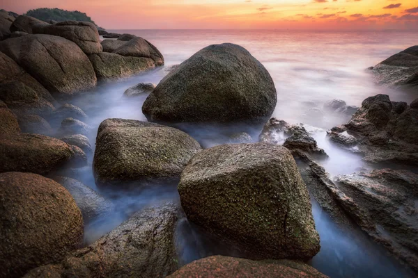 Sonnenuntergang mit Felsen und Strand in Phuket — Stockfoto