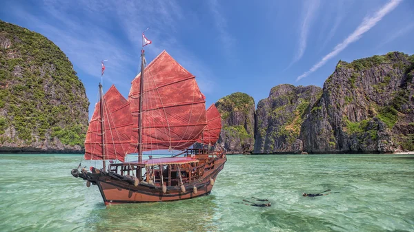 Maya plaży z oryginalny chiński statek w pobliżu phuket — Zdjęcie stockowe