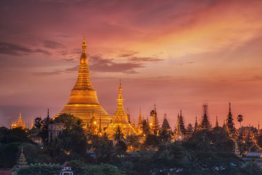Shwedagon Pagoda Yangon, Myanmar görünümünü alacakaranlıkta