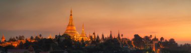 Shwedagon Pagoda Yangon, Myanmar görünümünü alacakaranlıkta