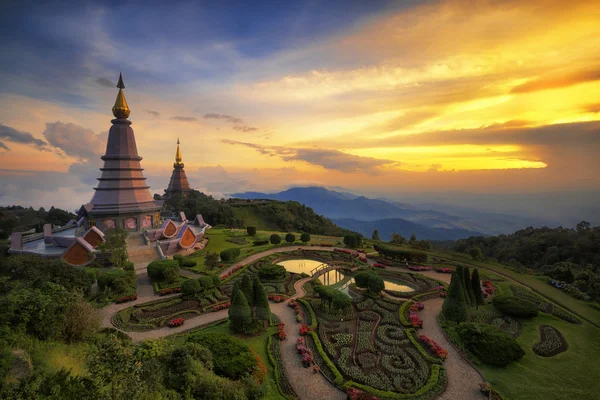 Landskap av två pagoda på toppen Inthanon berget — Stockfoto