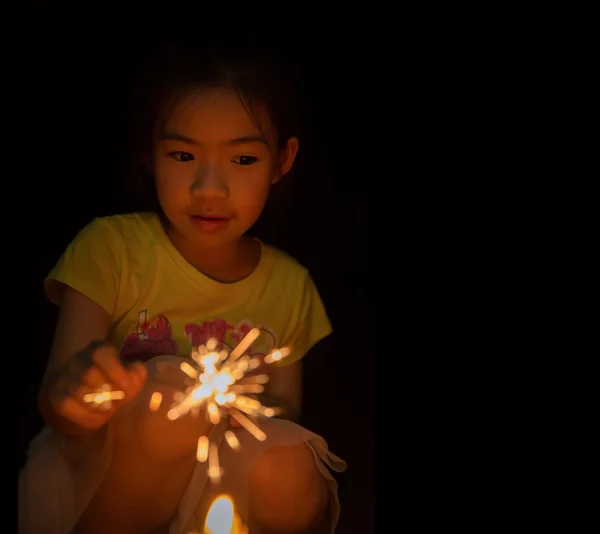 Niña sosteniendo gusanos de fuego — Foto de Stock