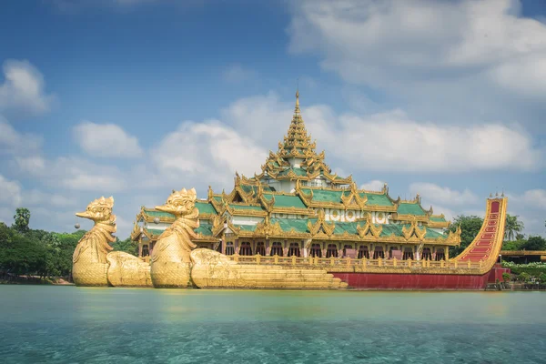 Yangon, myanmarische Ansicht der Shwedagon-Pagode in der Dämmerung — Stockfoto