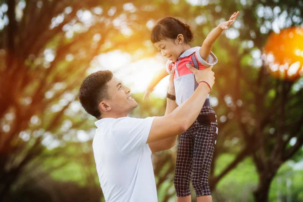 Retrato de niña abrazando a su papá con la naturaleza y sunlig —  Fotos de Stock