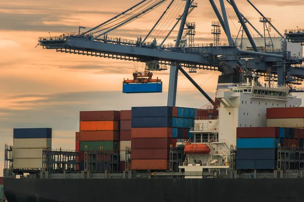 Vrachtschepen invoeren van een van de drukste havens in de wereld, — Stockfoto