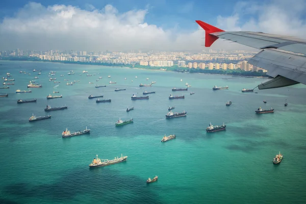Paesaggio dalla vista degli uccelli delle navi da carico che entrano in uno dei porti più trafficati — Foto Stock