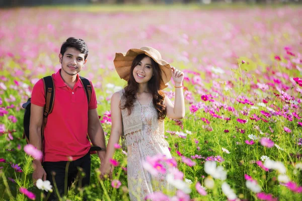 Couples traveling to Cosmos flowers garden — Stock Photo, Image