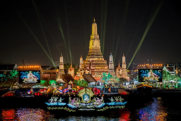 Wat Arun aan de rivieroever van Chao Phraya-rivier tijdens de rehea — Stockfoto