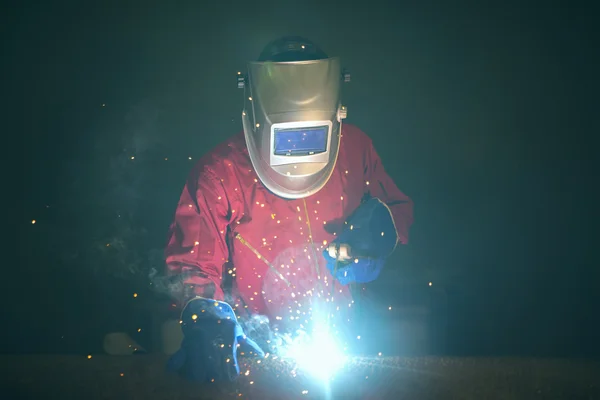 Trabajador trabajar duro con el proceso de soldadura — Foto de Stock