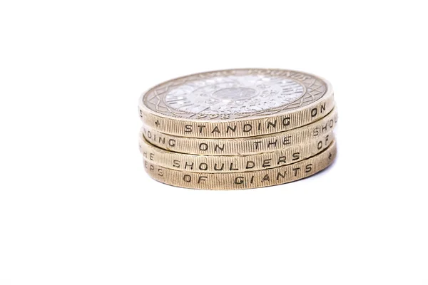 Monedas británicas de 2 libras que muestran el lema de pie sobre los hombros de los gigantes Imagen De Stock