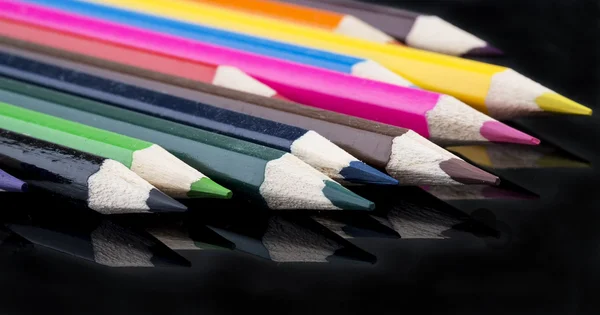Lápis de cor com reflexão sobre fundo preto — Fotografia de Stock