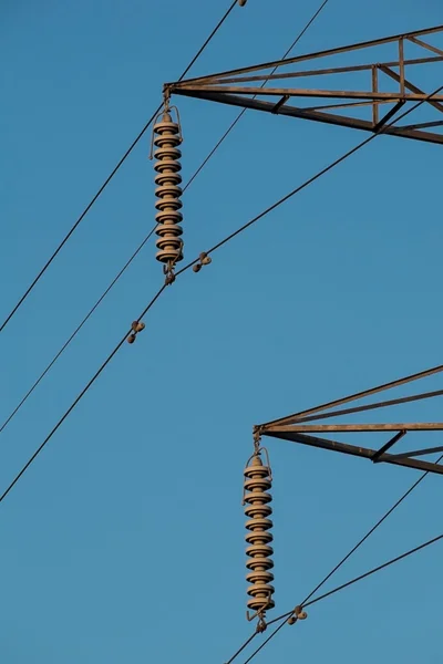 Elektrické izolátory pylonu a zbraně — Stock fotografie