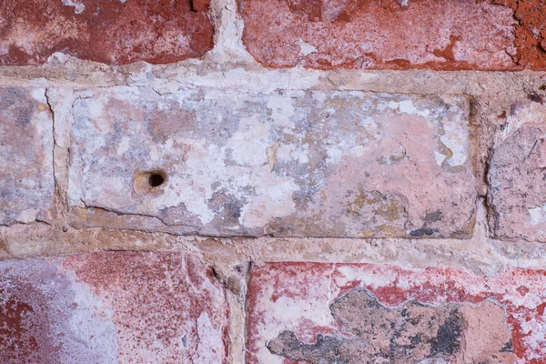 Leeftijd interieur bakstenen muur met versleten en beschadigde baksteen — Stockfoto