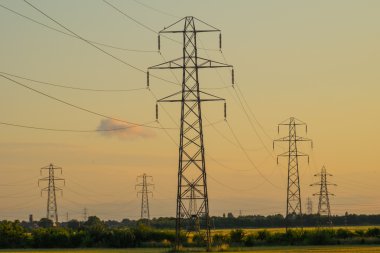 elektrik direkleri erken akşam bir alanda