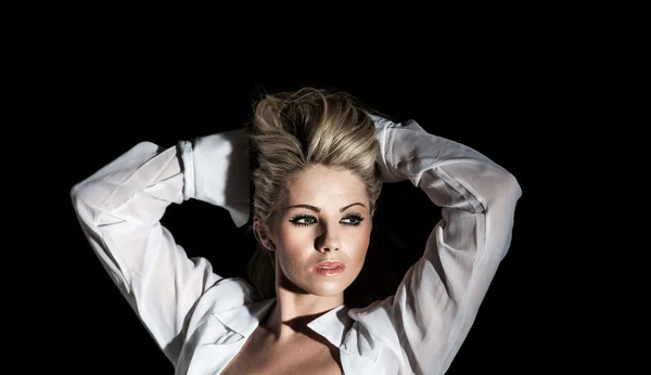 Hübsche blonde Frau mit Armen hinter dem Kopf — Stockfoto
