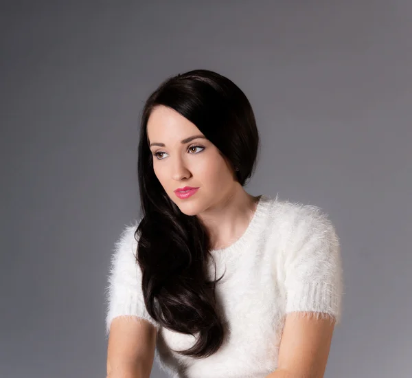 Hermosa mujer de pelo oscuro en suéter blanco —  Fotos de Stock
