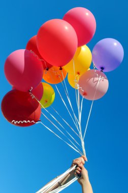 çok renkli balonlar tutan iki kadın 