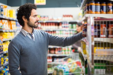 Süpermarketten alışveriş yapan adam.